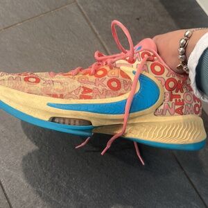 Barely worn Giannis Freak 4 Basketball Sneaker